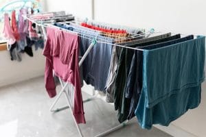 Cómo secar la ropa en invierno sin secadora: 6 trucos infalibles